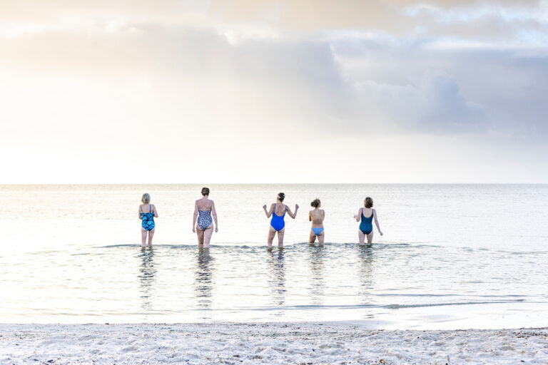 Winterzwemmen in het waterland van Friesland