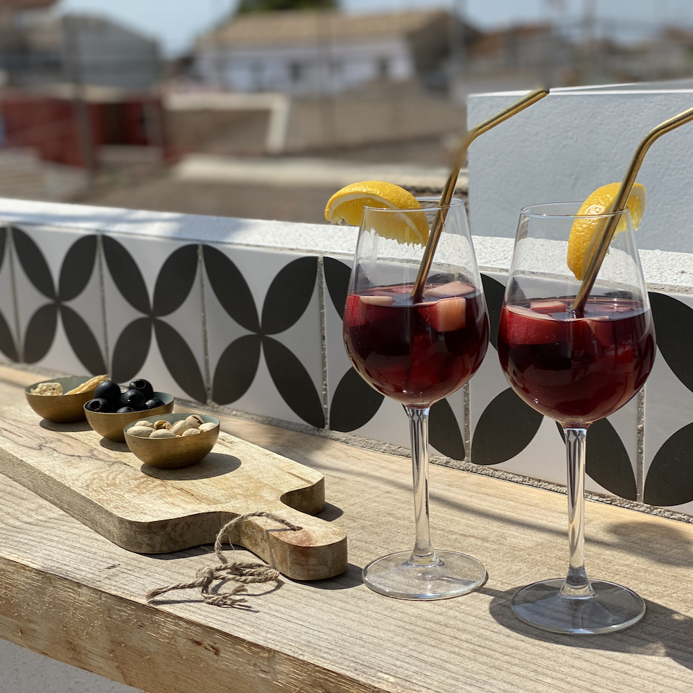 Sangria drinken op een dakterras bij je villa in Spanje