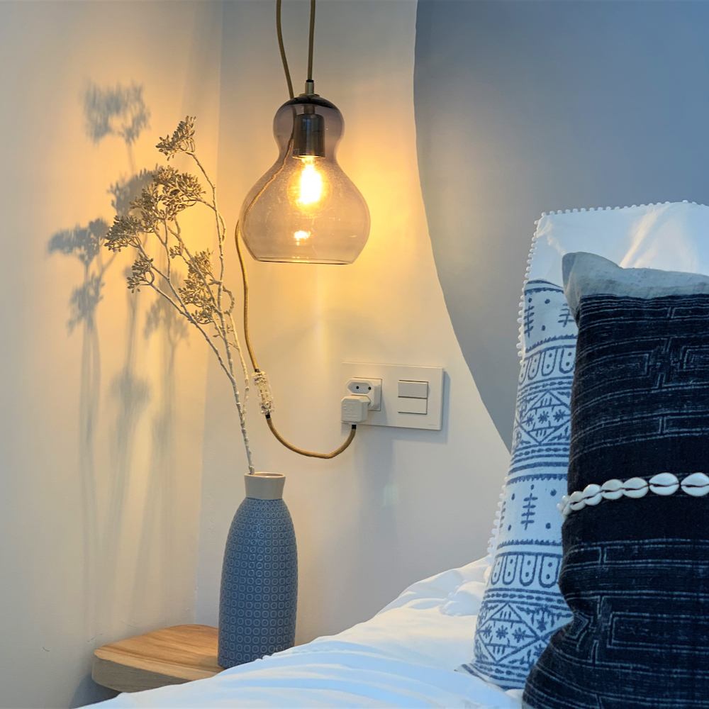Slapen in een moderne kamer in een villa