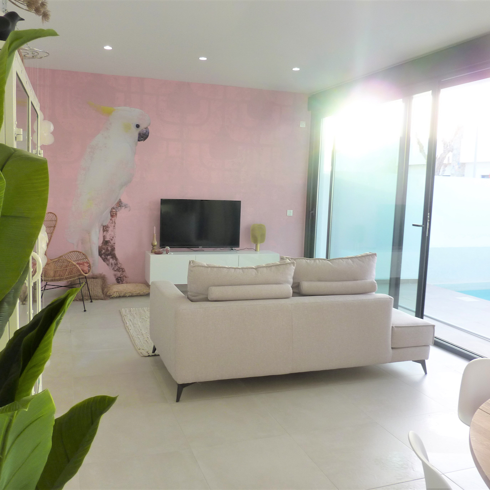 Modern ingericht woonkamer met muurschildering Alicante