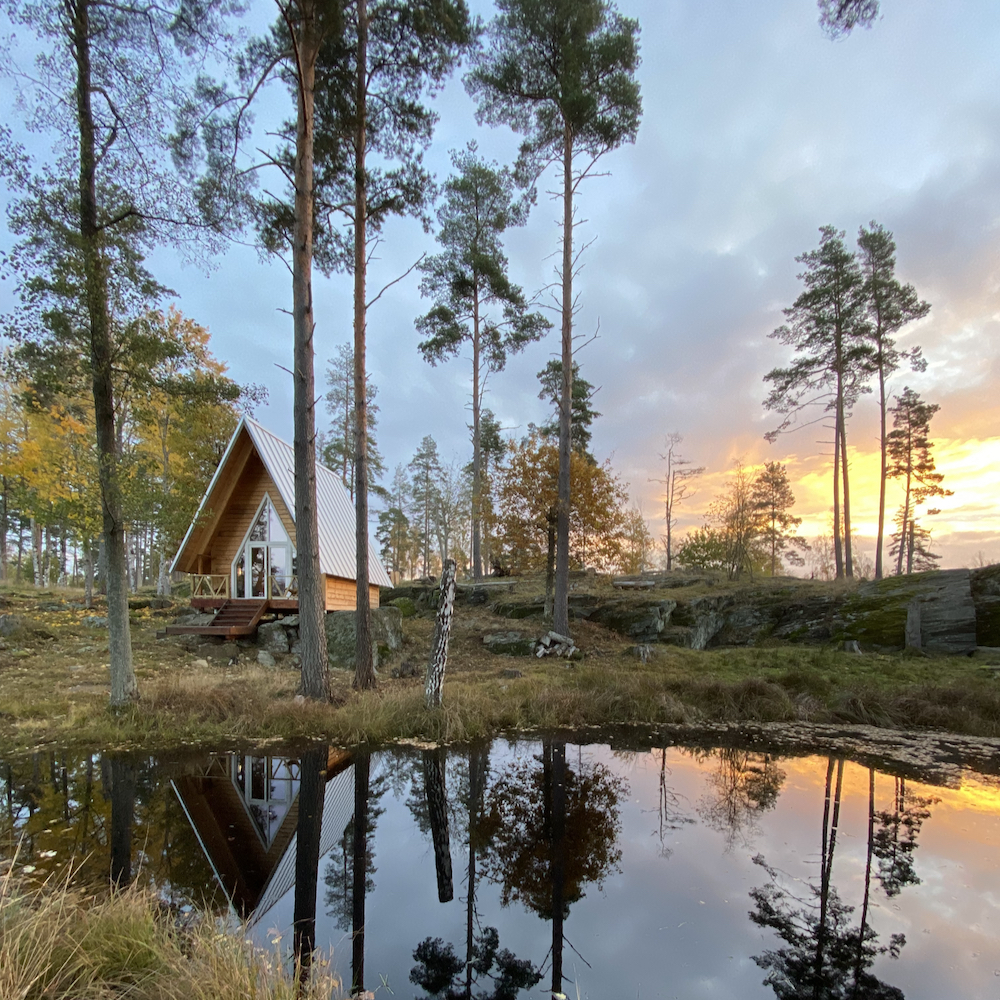 A-frame huisje bij zonsopgang.