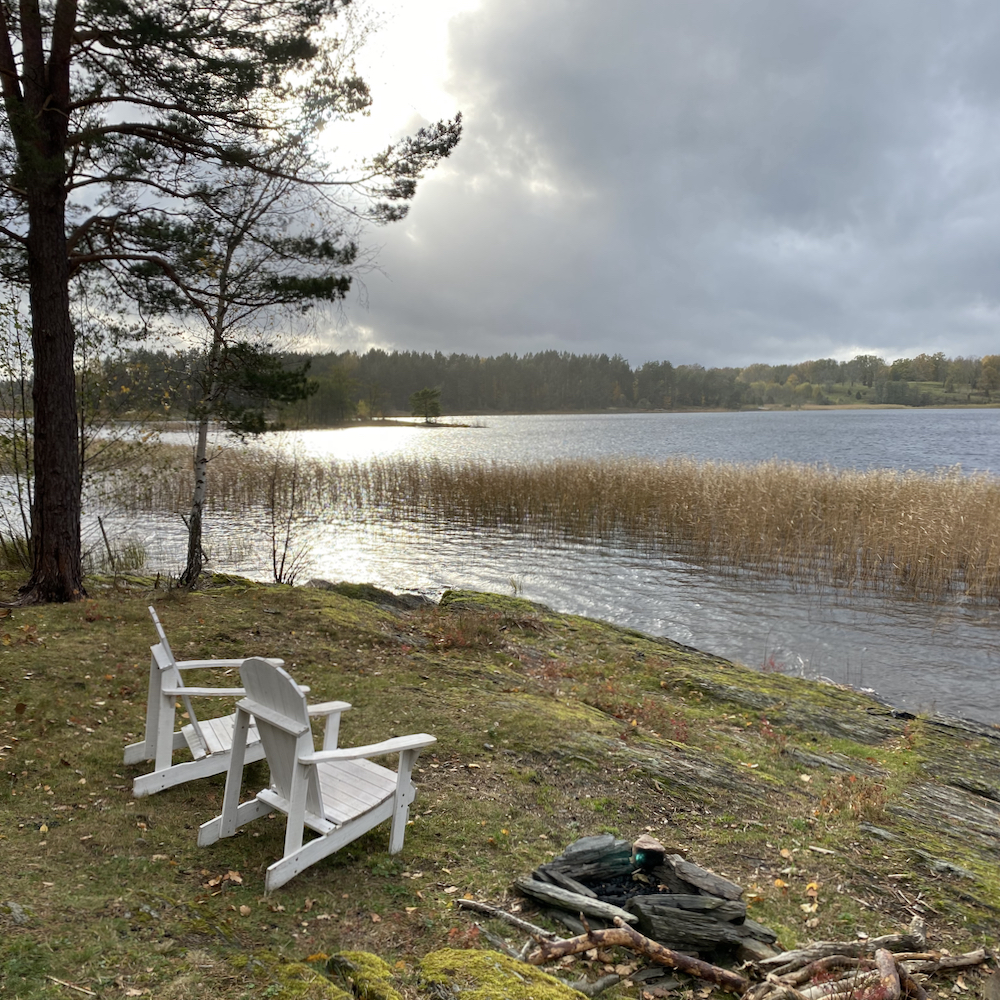 Witte beach chairs aan de kant van het meer.
