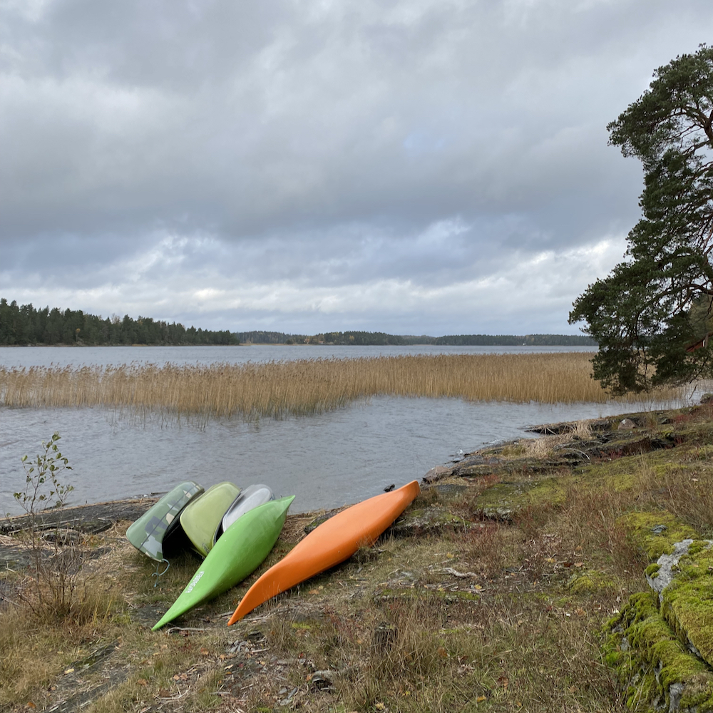 Kano's op de oever aan het meer.