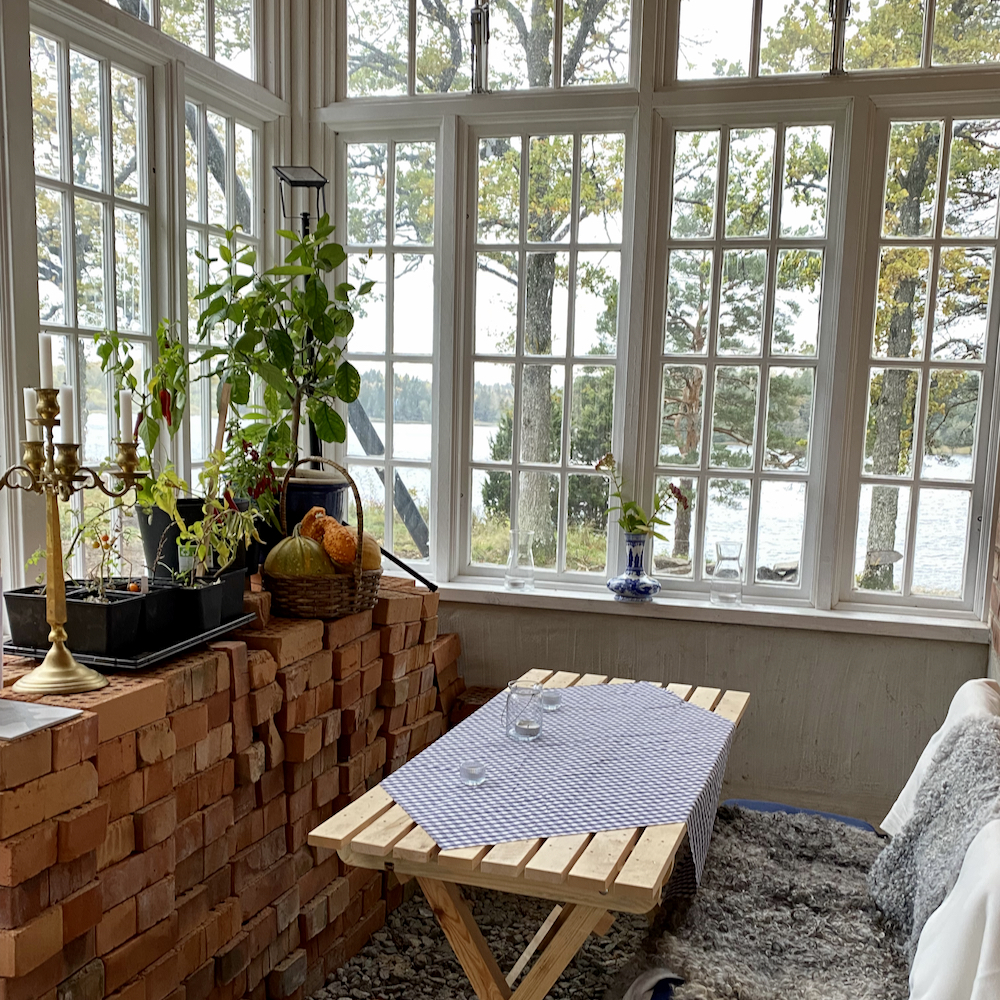 Orangerie met tomaten in de vensterbank