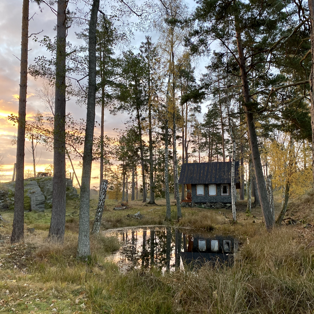 Huisje bij ochtendlicht in Zweden.