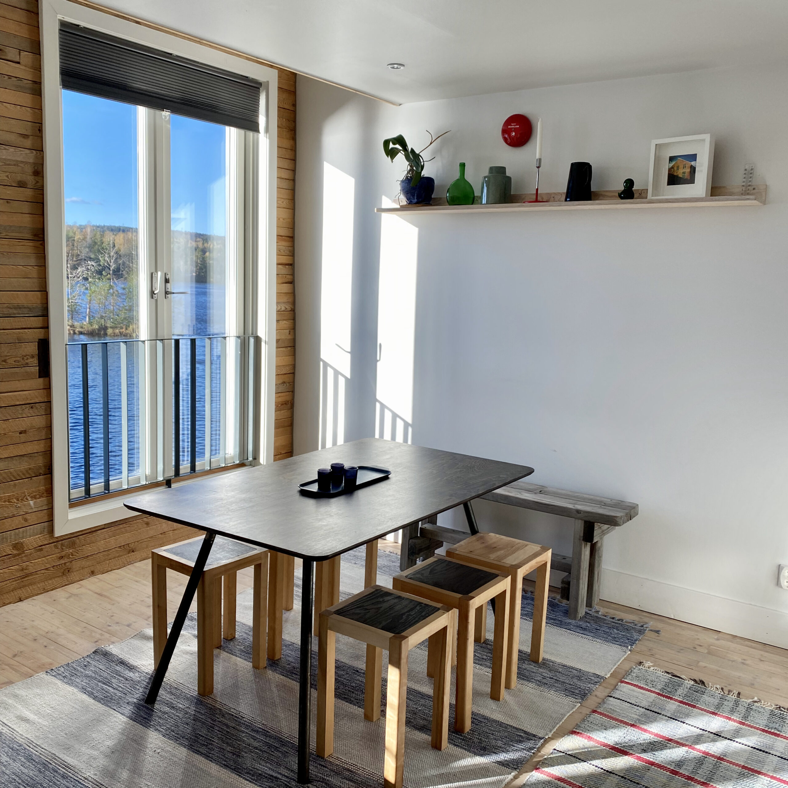 Eethoek met tafel met zes krukjes.