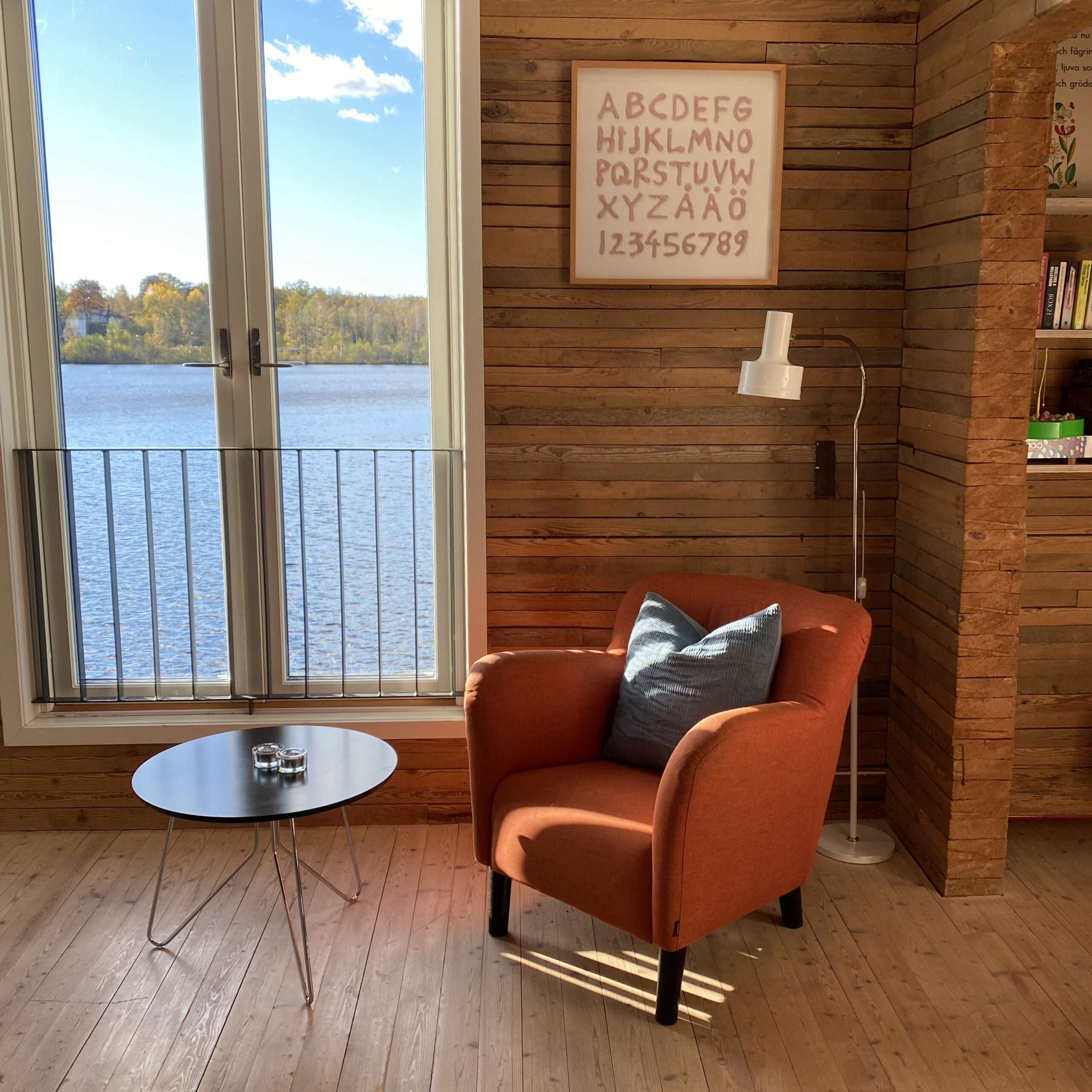 Oranje fauteuil voor het Franse balkon.