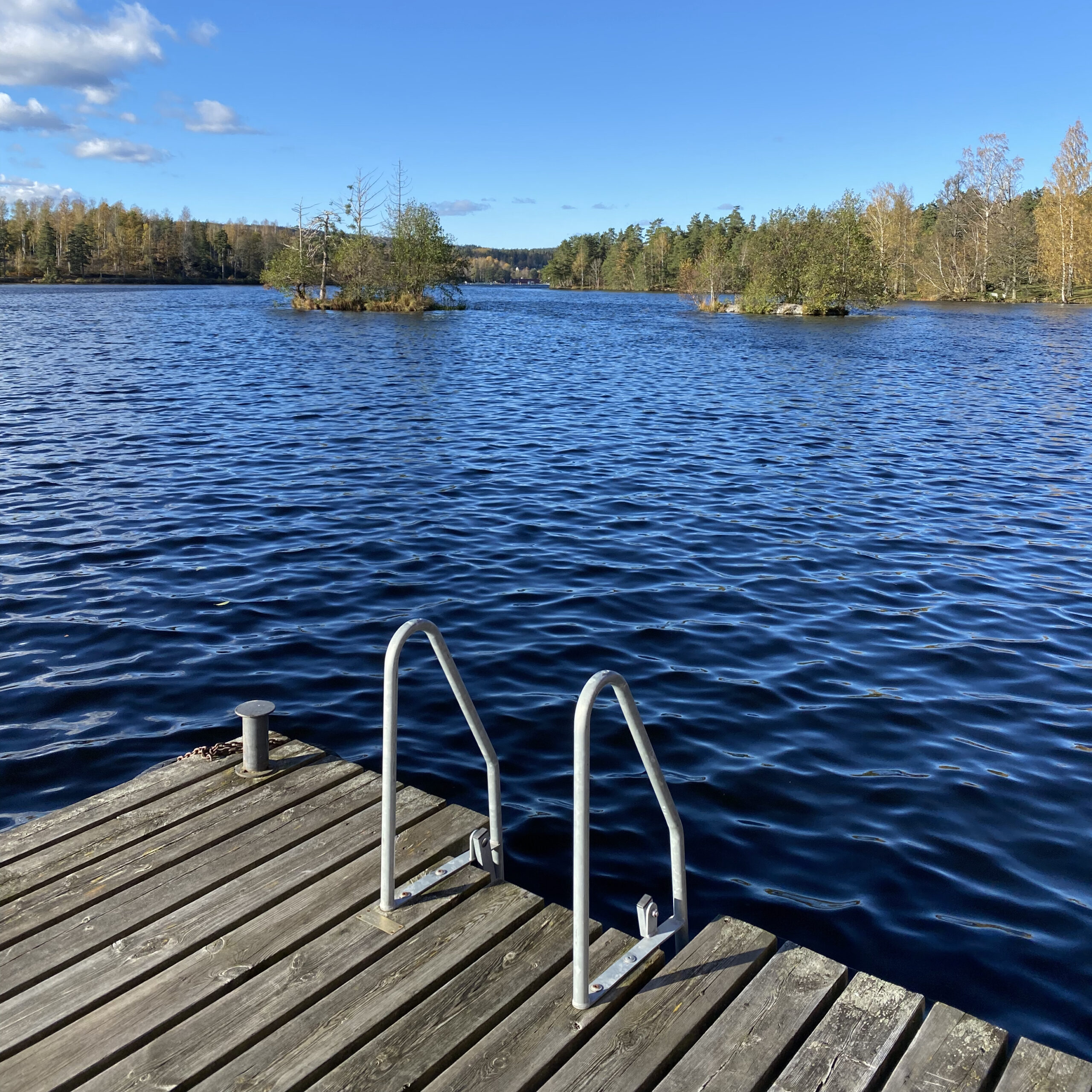 Trapje bij een steiger bij het water.