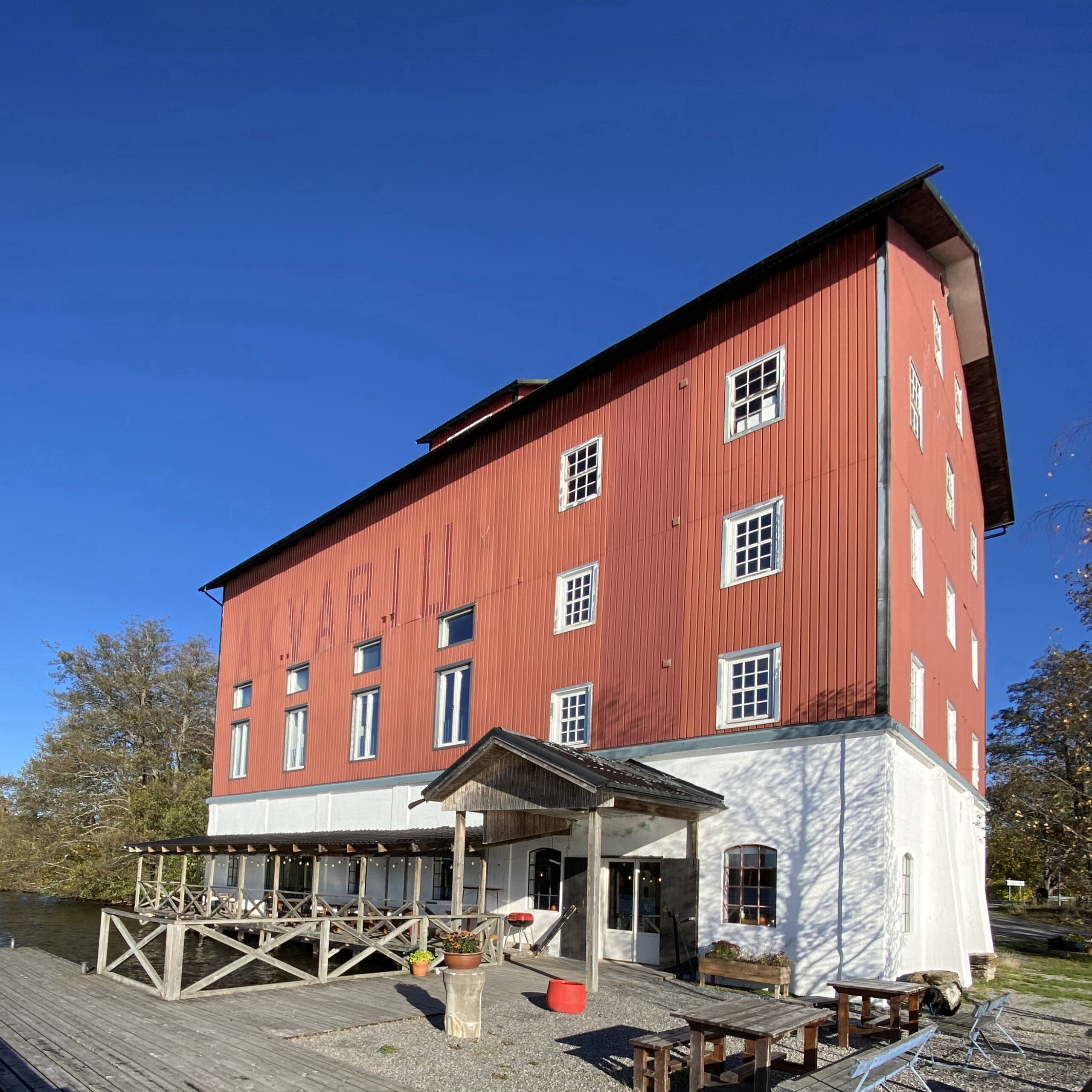 Rode graansilo omgebouwd tot hotel.