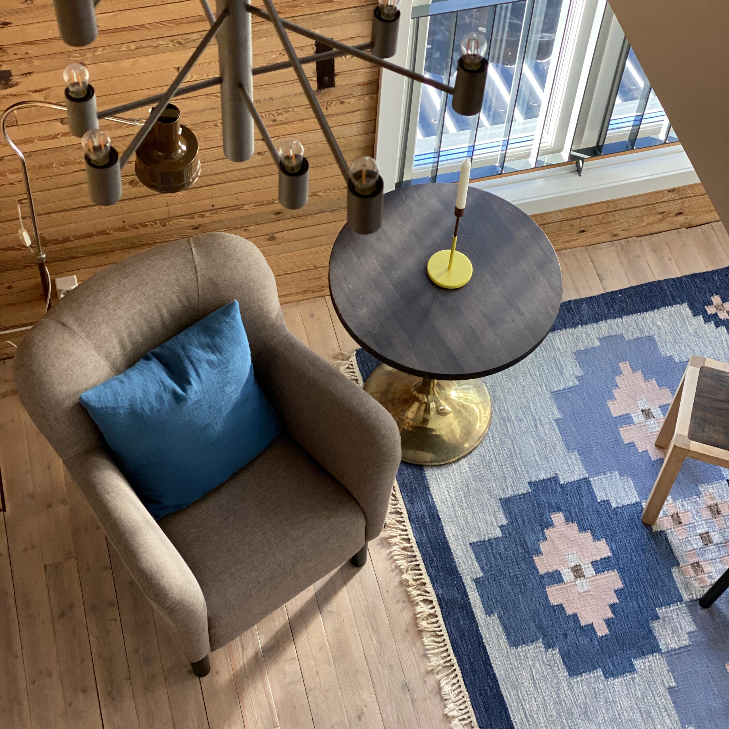 Boven aanzicht van de zithoek in het appartement.