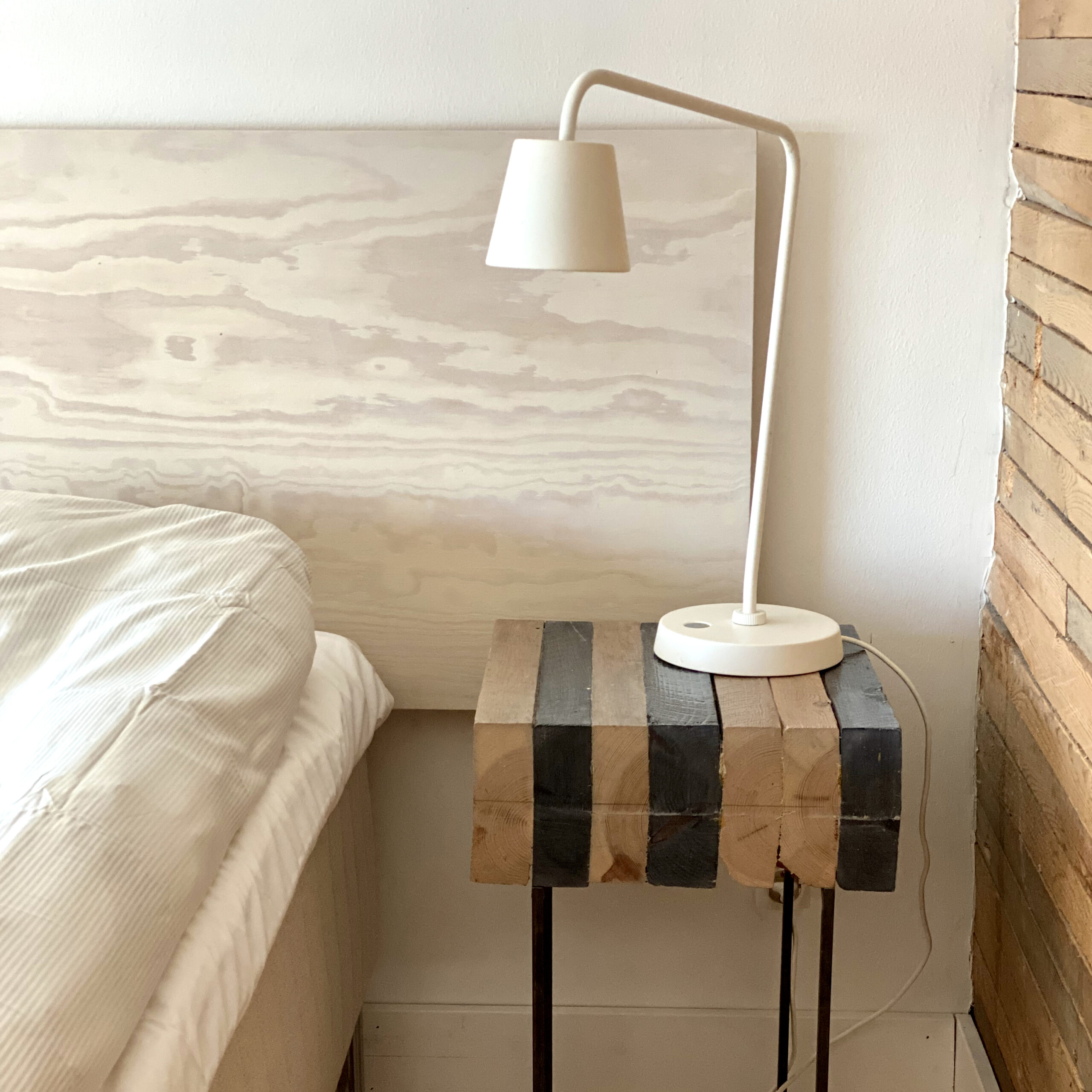 Nachtkastje met witte lamp.