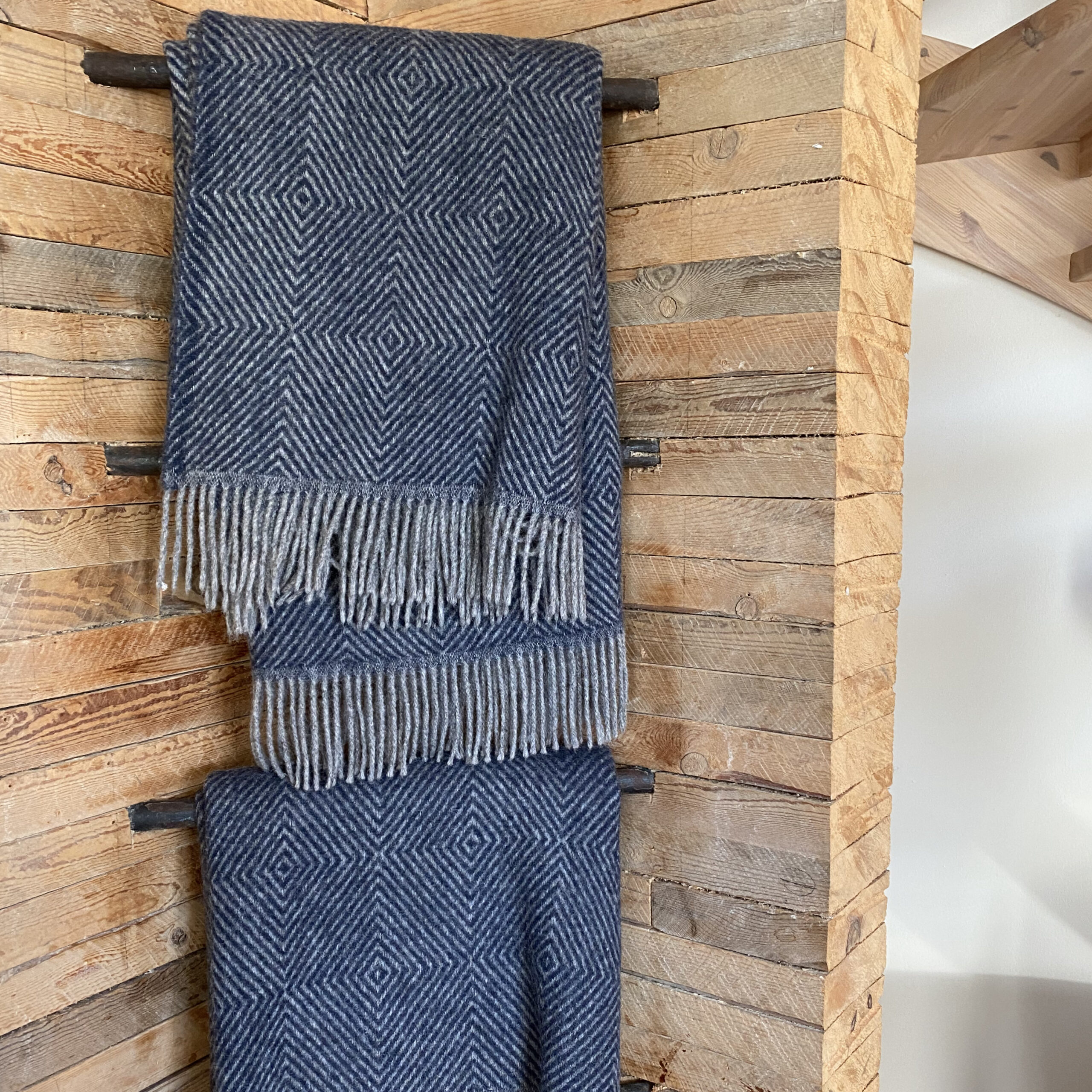 Warme plaids aan ijzeren stangen