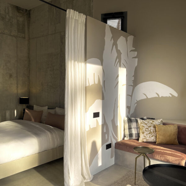 Suite met muurschildering van palmbladeren