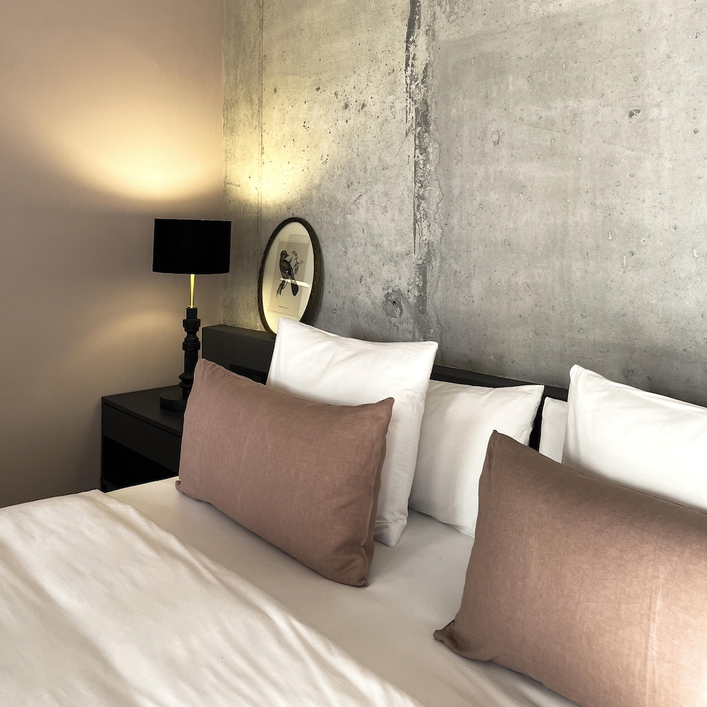 Hoofdkussen op het bed in de suite