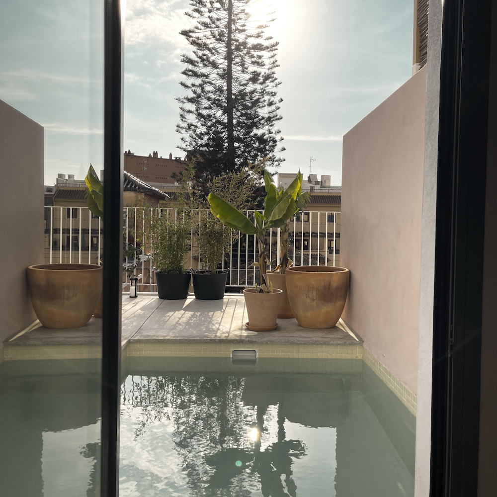 Balkon met zwembad