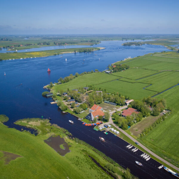 Luchtfoto van vakantieparkje in Friesland.