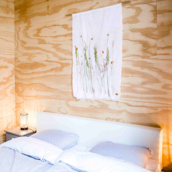 Slaapkamer met houten wand.