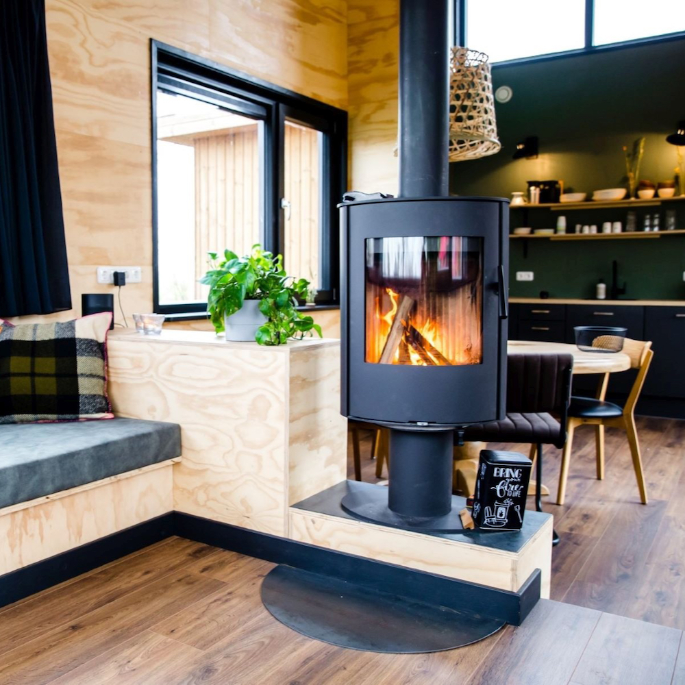 Brandende haard in een van de Waterlodges van Pean Buiten