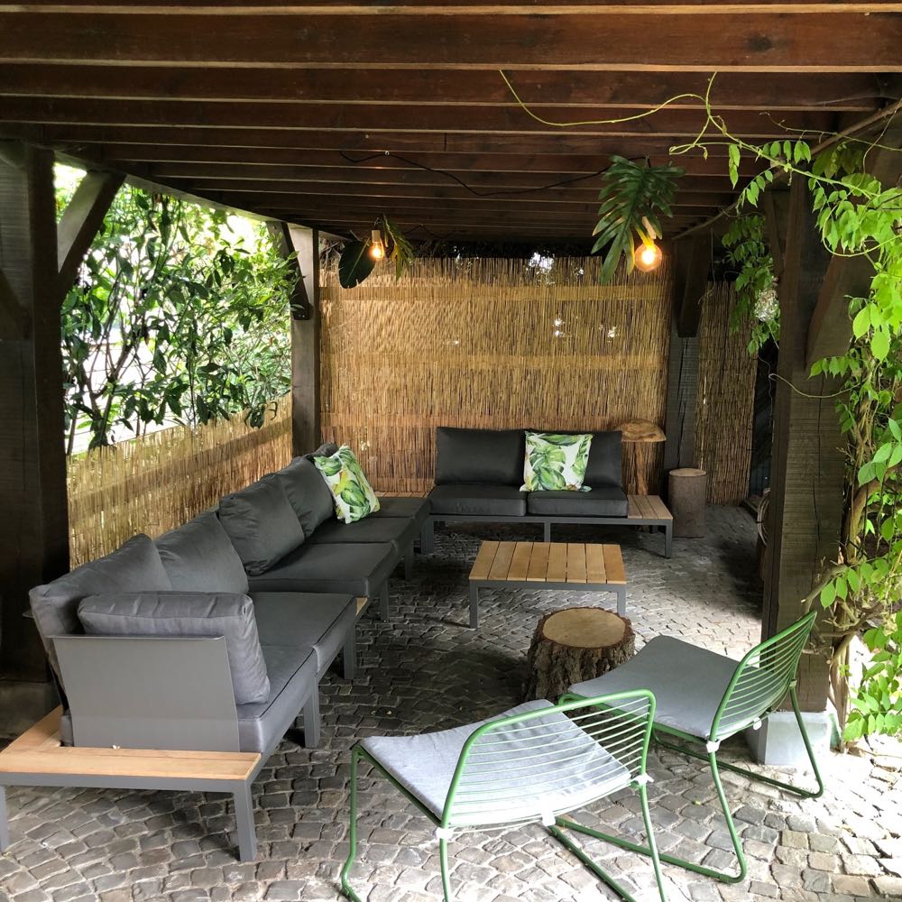 Relaxen op de loungebank buiten je vakantiehuis België