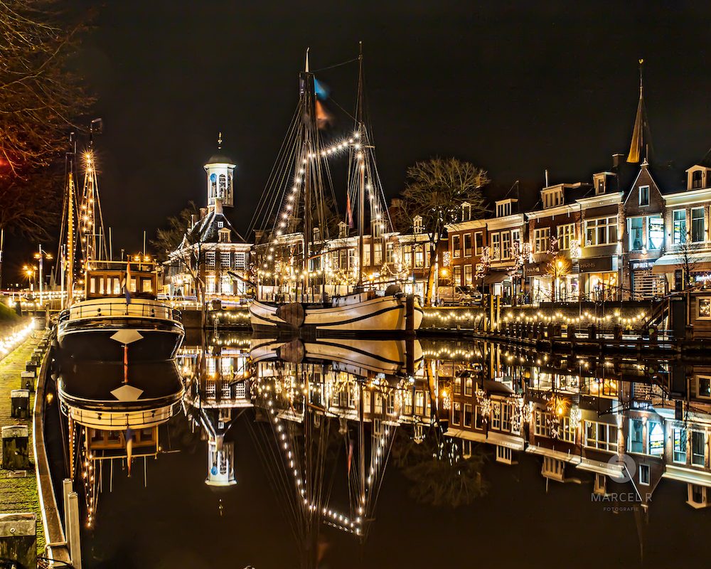 De stad verlicht voor de feestdagen