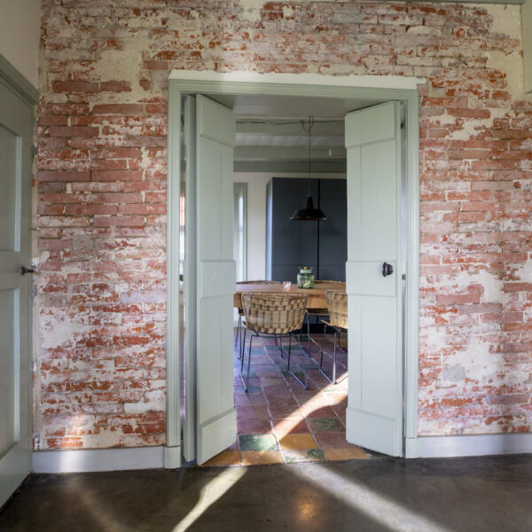 Doorkijk naar de eetkamer in het vakantiehuis bij de molen