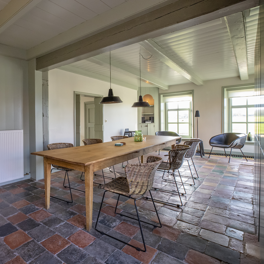 Eettafel in het vakantiehuis bij de molen