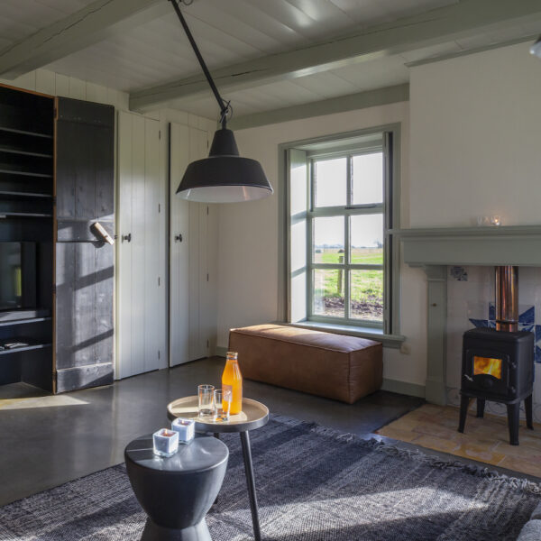 Fles appelsap op tafel in de woonkamer