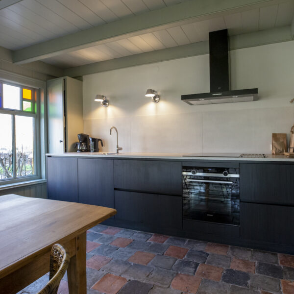 Zwarte keuken in het vakantiehuis bij de molen