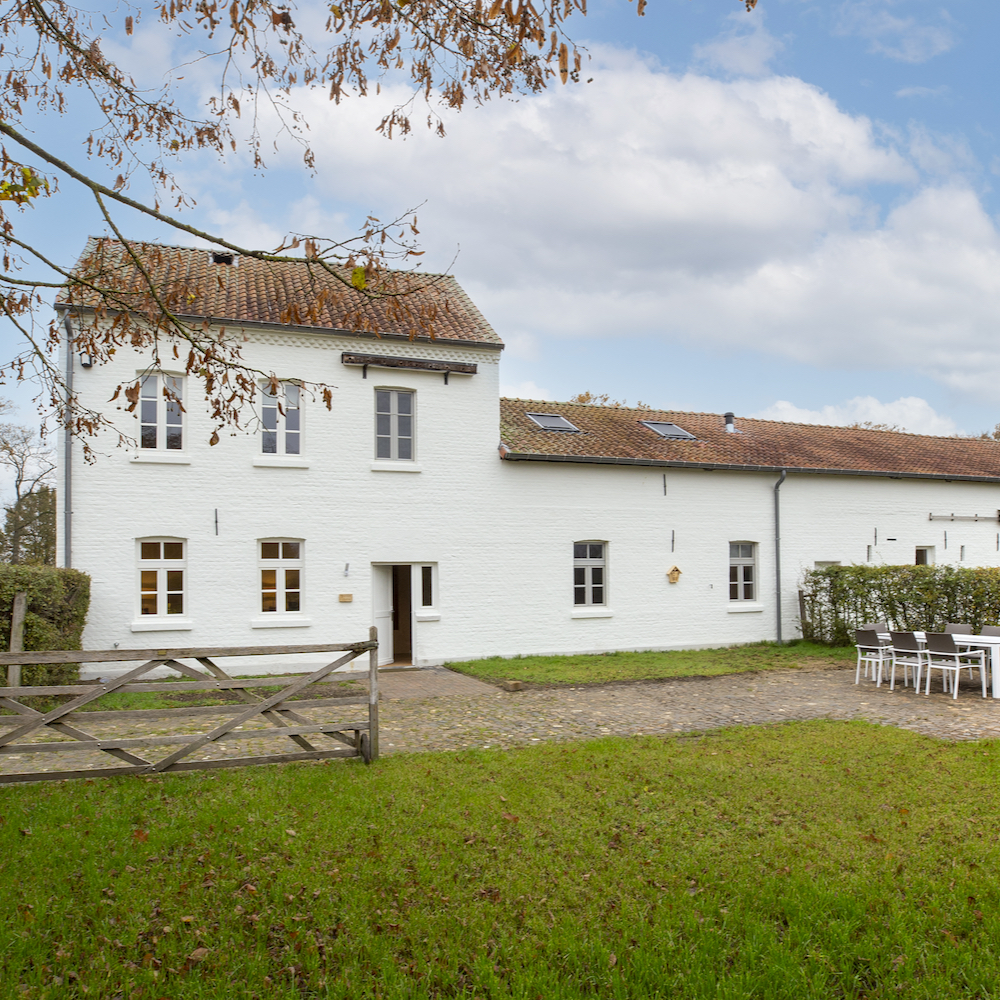 Witte karakteristieke hoeve in België