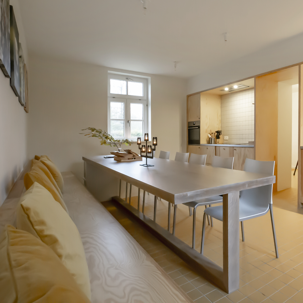 Lange eettafel langs de wand in de hoeve