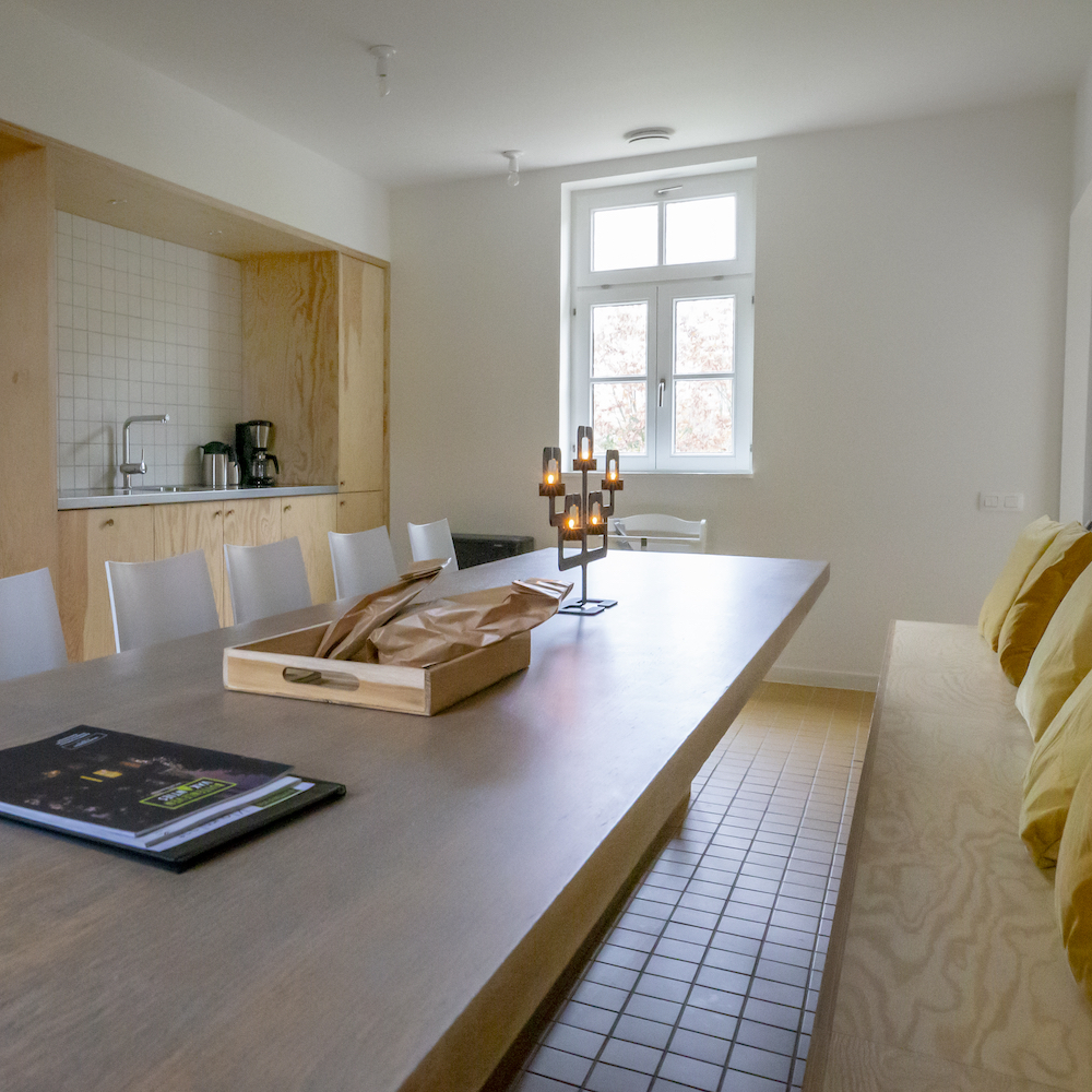Eettafel met bank langs de muur