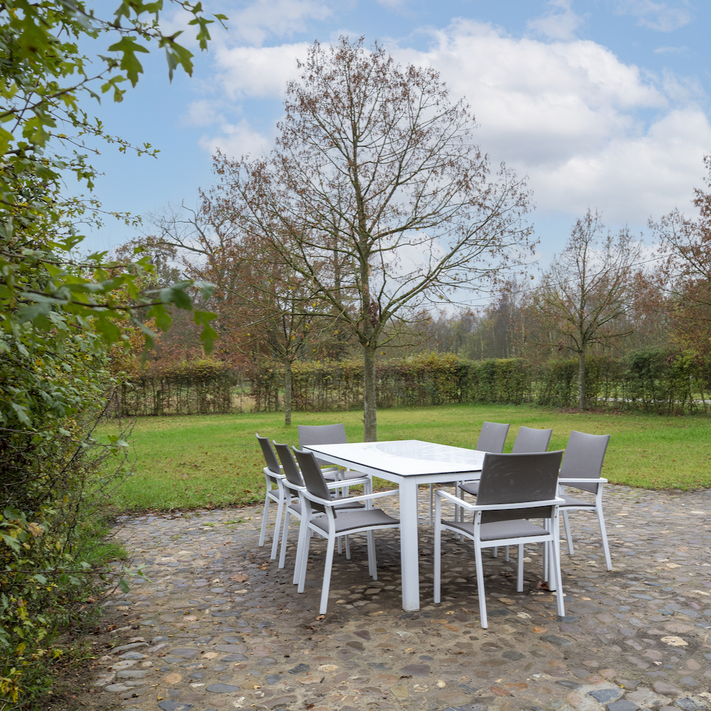 Tuin met groot terras