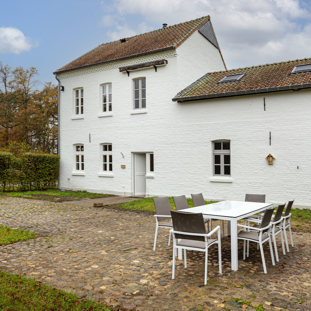 Ruime tuin met tuinmeubilair bij de hoeve