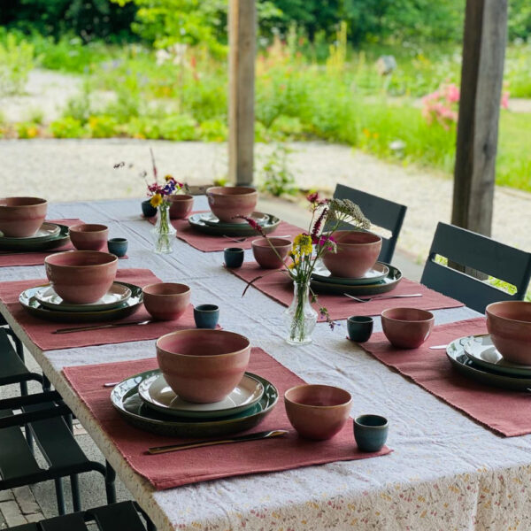 Gedekte tafel op het overdekte terras