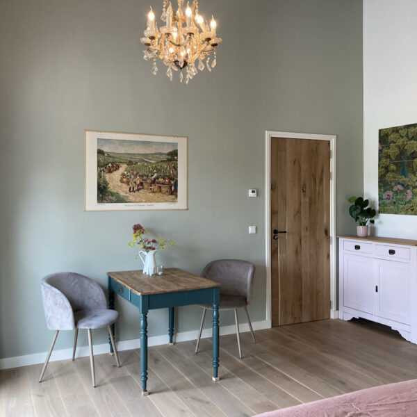 Tafel met stoelen in de B&B kamer bij de wijngaard
