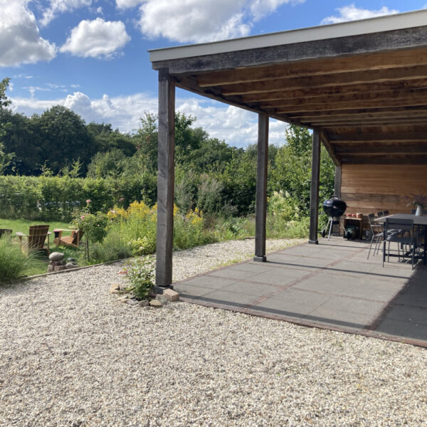 Overkapt terras bij de wijngaard