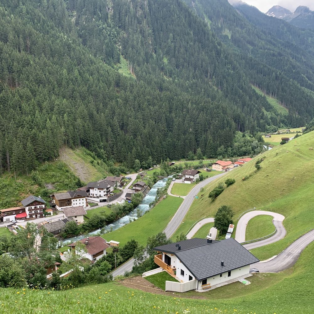 Uitzicht op het dal vanuit het appartement in Oostenrijk