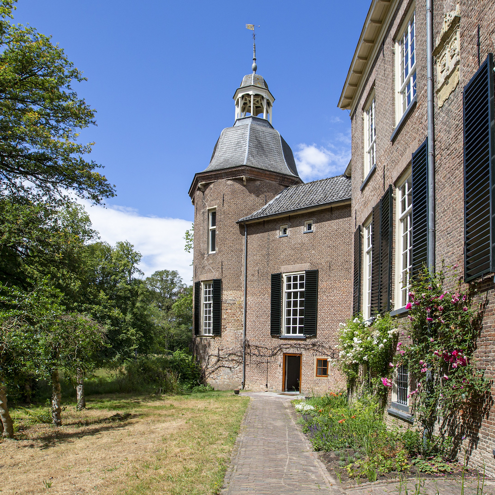 Zijkant van het kasteel in de zon