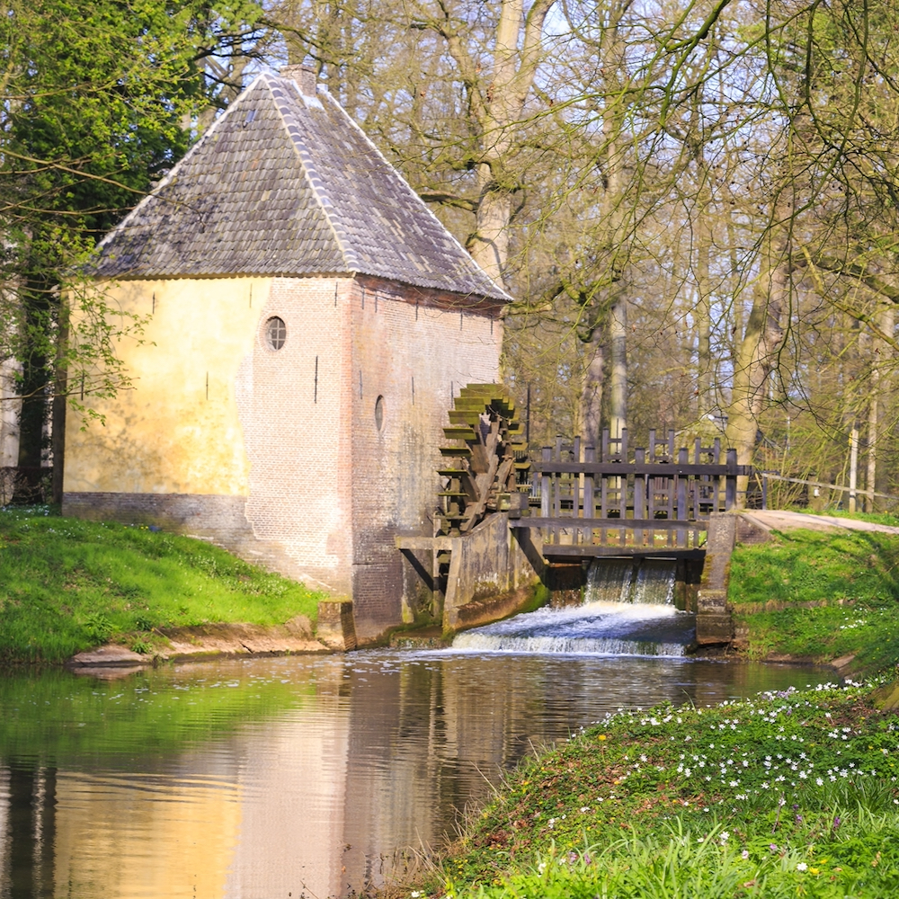 Werkende watermolen op het landgoed