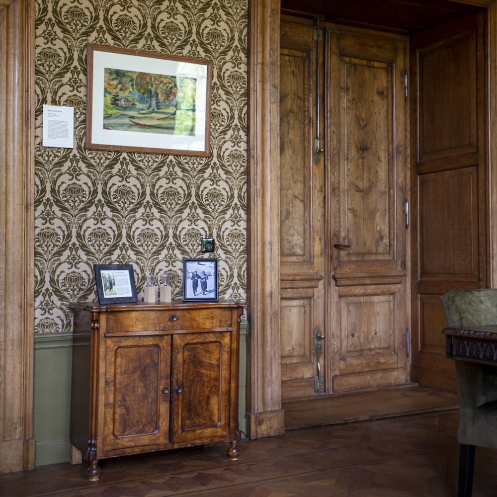 Authentiek behang in de oude kasteelkamer