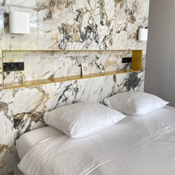 Bed met marmeren bedhoofd