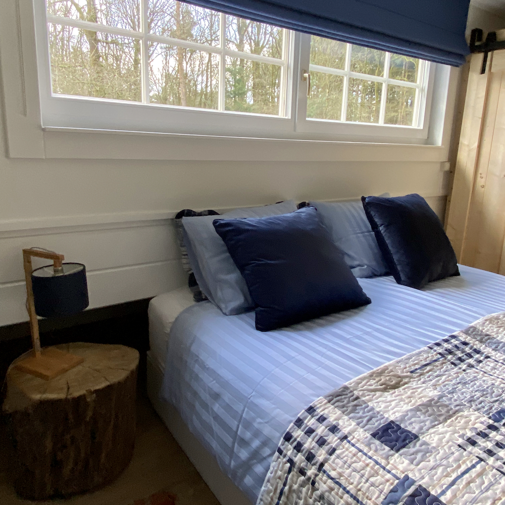 Opgemaakt bed met blauw beddengoed