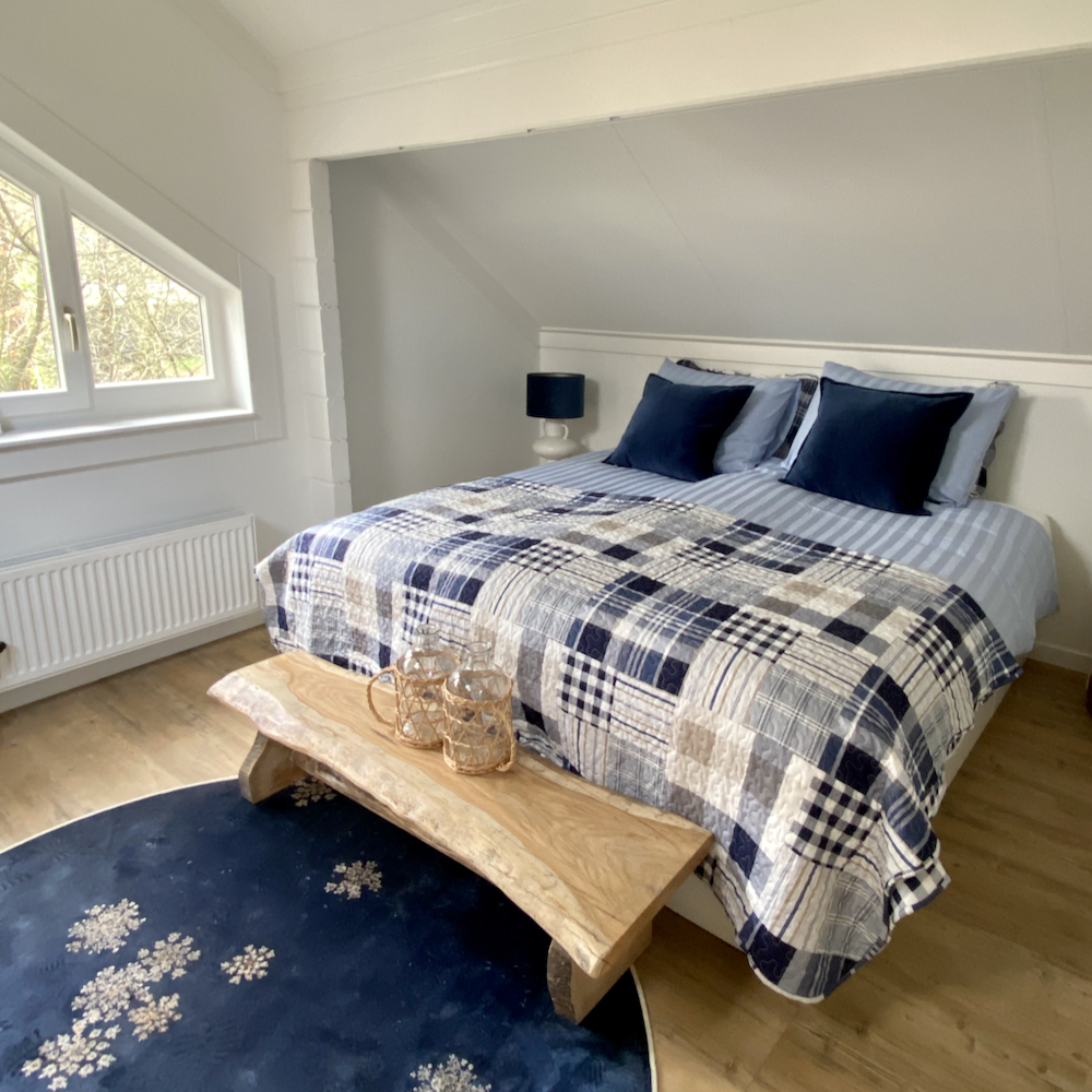 Ruime slaapkamer in het boshuis