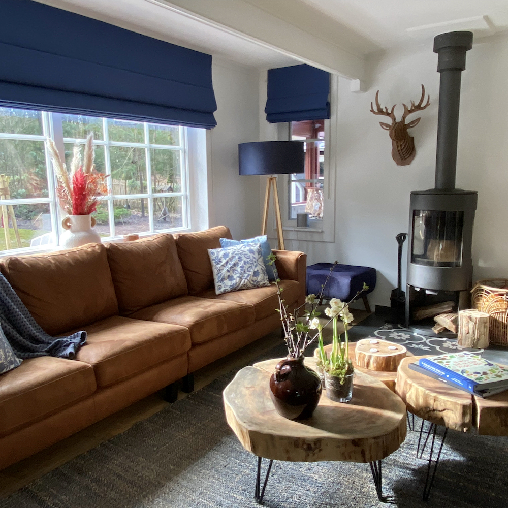 Zithoek met houtkachel in het boshuis in Bennekom