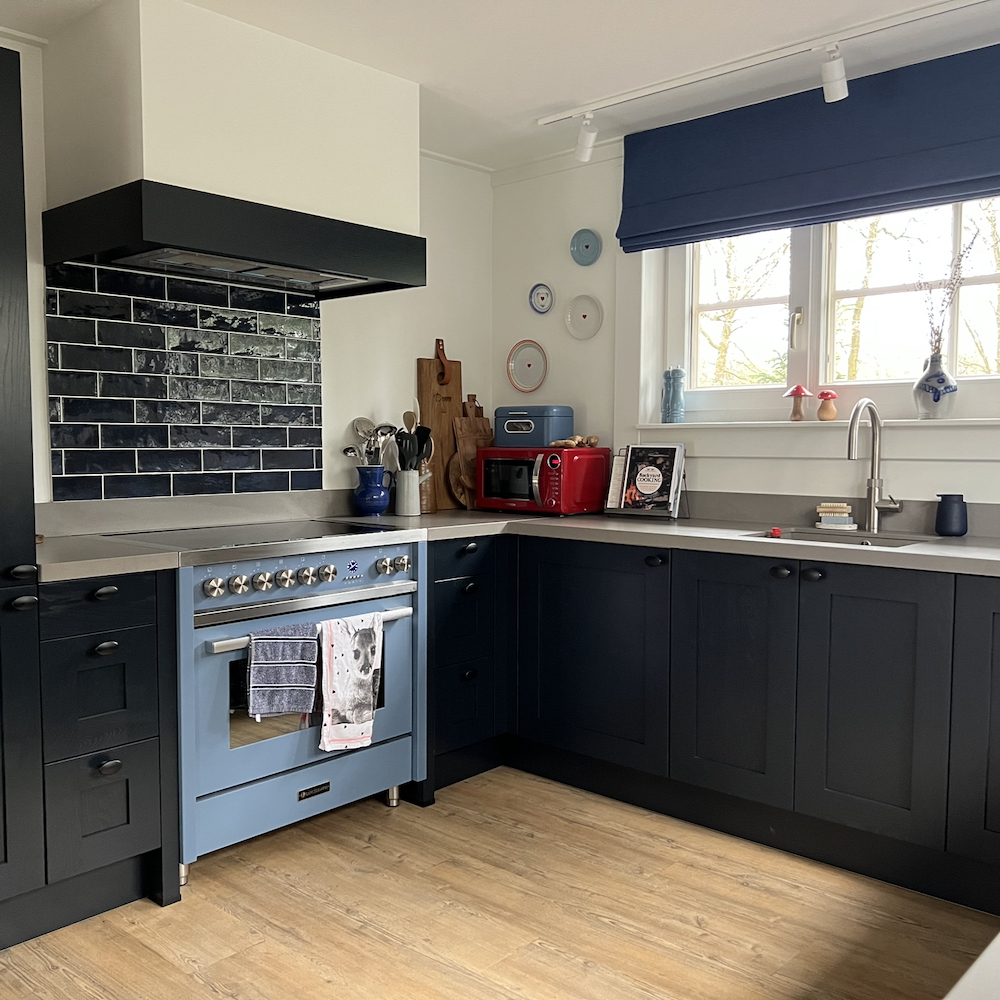 Zwarte landelijke keuken in het boshuis