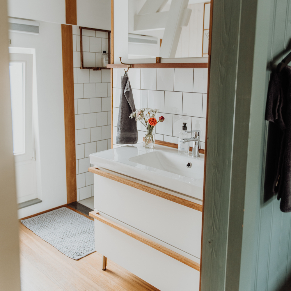 Badkamer met inloopdouche in het logement in Groede