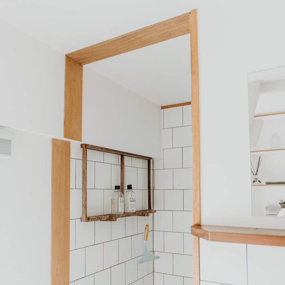 Doorkijkje naar de badkamer