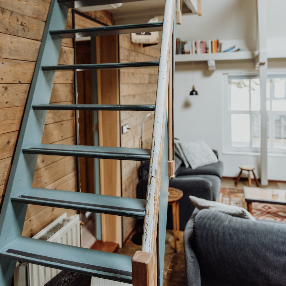 Trap naar de vide van het logement in Groede