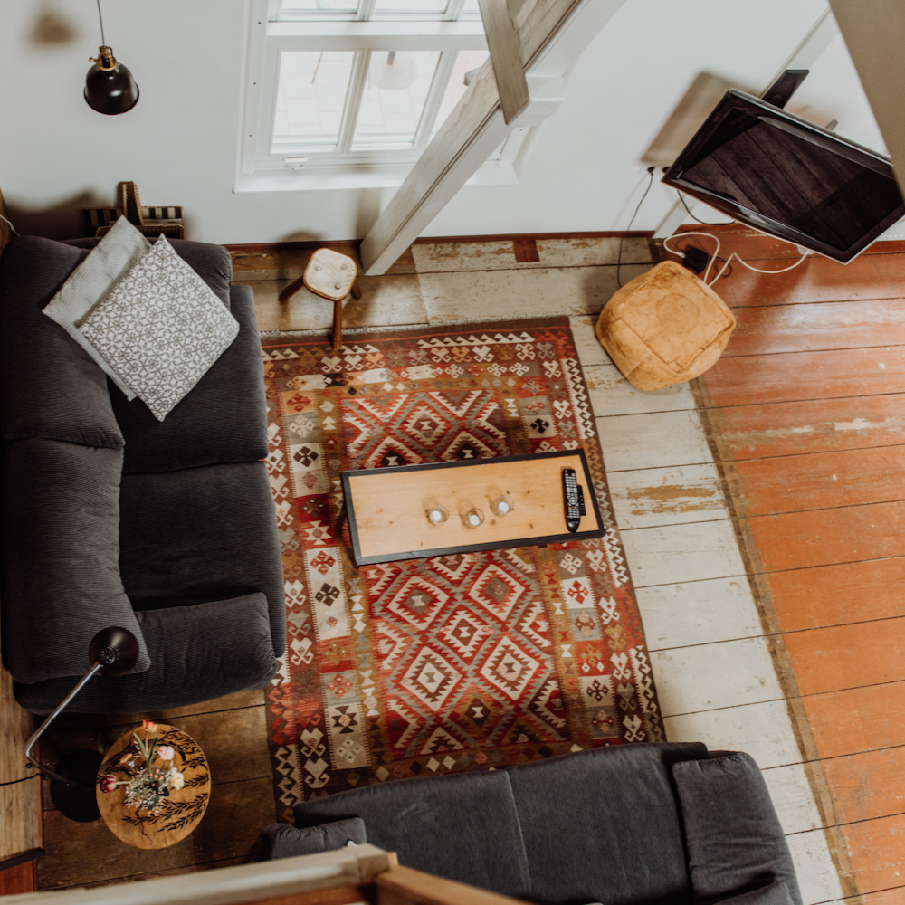 Zithoek met bank en televisie bij B&B in Groede