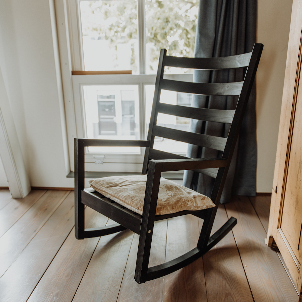 Zwarte schommelstoel